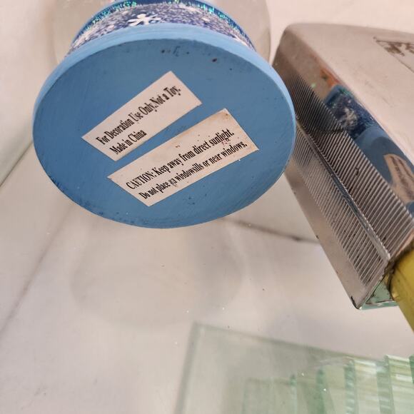 Christmas Snow Globe Featuring classic Santa - Picture 5 of 5